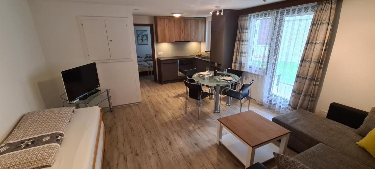 Apartmenthaus Sunshine ซาส-กรุนด์ ภายนอก รูปภาพ